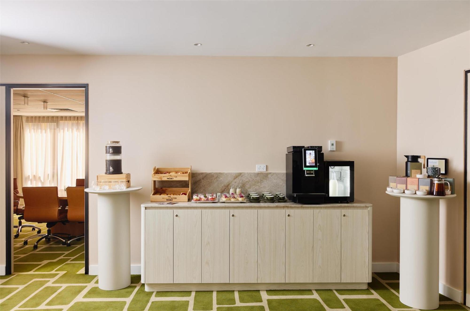 Aparthotel Adina Town Hall 4*