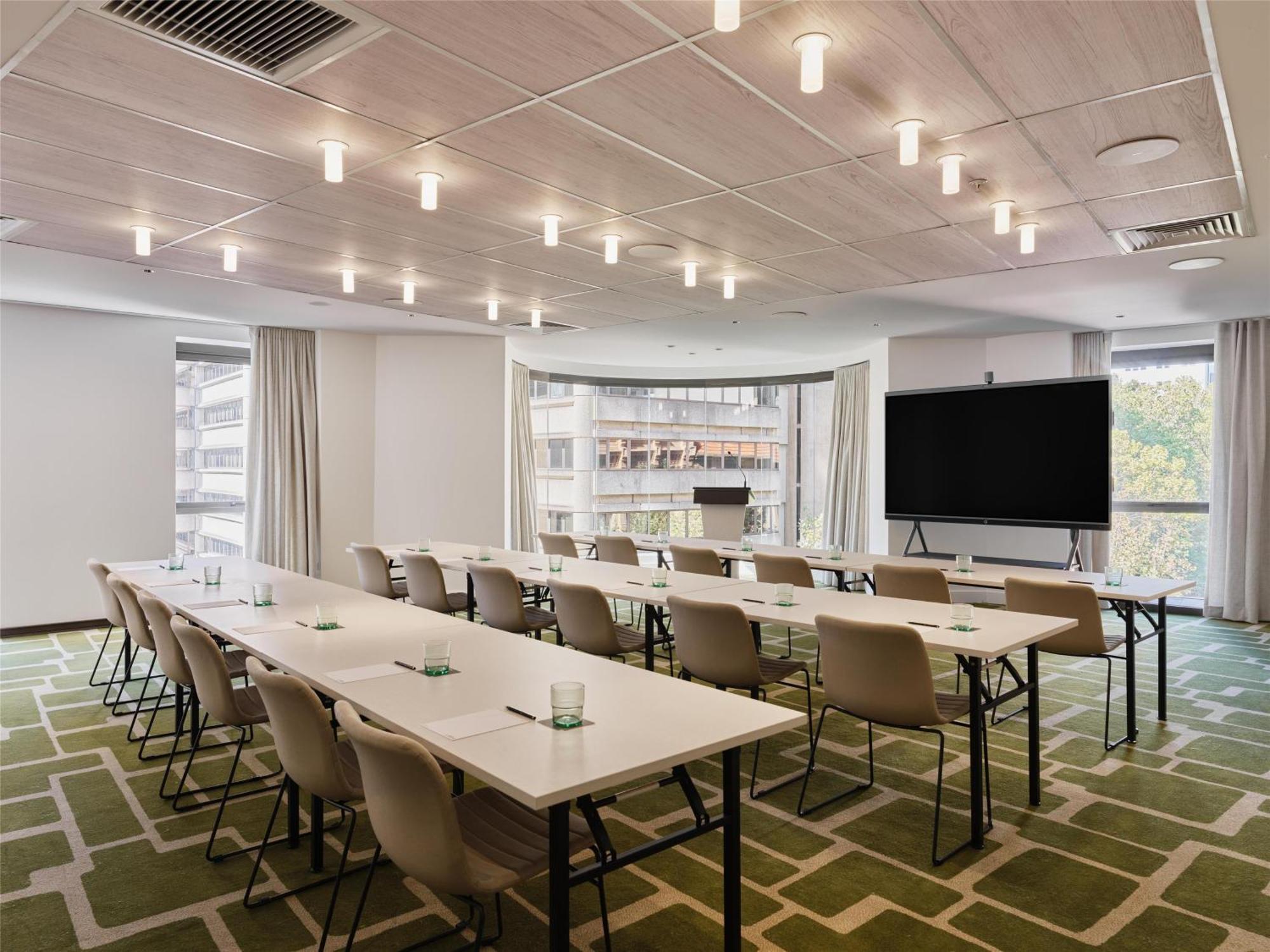Aparthotel Adina Town Hall 4*